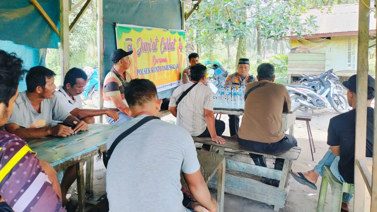 Personel Polres Rokan Hulu berdiskusi dengan warga dalam program Jumat Curhat.