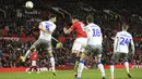 Bek Manchester United, Harry Maguire (kedua kiri) menyundul bola saat bertanding melawan Colchester United pada perempat final Piala Liga Inggris di Old Trafford (18/12/2019). Di semifinal, MU akan bertemu Manchester City. (AP Photo/Jon Super)
