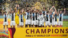 Timnas Jerman U-17 merayakan kemenangan atas Timnas Prancis U-17 pada pertandingan final Piala Dunia U-17 2023 di Stadion Manahan, Solo, Jawa Tengah, Indonesia, Sabtu (2/12/2023). Jerman merebut gelar juara Piala Dunia U-17 2023 usai mengalahkan Prancis. (AP Photo/Achmad Ibrahim)