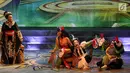 Sejumlah pemain Teater Koma mementaskan Goro-Goro: Mahabarata 2 di Graha Bhakti Budaya, Taman Ismail Marzuki, Jakarta, Rabu (24/7/2019). Teater yang disutradarai N. Riantiarno tersebut berlangsung hingga tanggal 4 Agustus 2019. (Liputan6.com/Fery Pradolo)