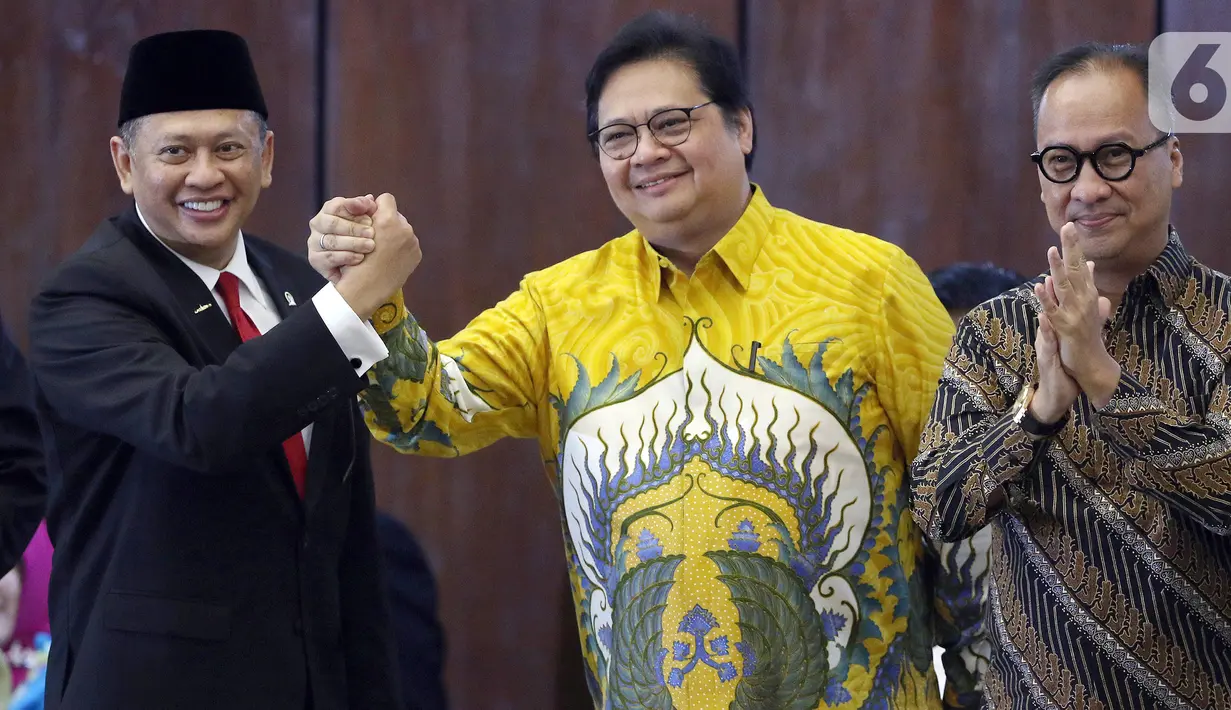 Ketua MPR RI periode 2019-2024 Bambang Soesatyo (kiri) berjabat tangan dengan Ketua Umum Partai Golkar Airlangga Hartarto (kanan) usai Rapat Paripurna MPR di kompleks parlemen, Jakarta, Kamis (3/10/2019). (Liputan6.com/Johan Tallo)