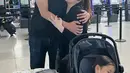 Melalui akun instagram story, mantan artis cilik itu membagikan pengalamannya pulang dari Amerika Serikat. Tasya pulang dari New York menuju Jakarta dengan dua anak yang masih balita. Sang suami tak menemani karena masih berada di Negeri Paman Sam untuk bekerja. [Instagram/tasyakamila]