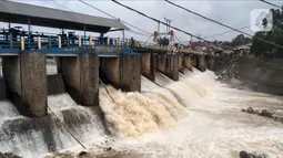 Kondisi Bendung Katulampa, Bogor, Jawa Barat, Senin (10/10/2022). Setelah sebelumnya tinggi muka air (TMA) mencapai 220 Cm dengan status Siaga 1, pada pukul 13.23 WIB Bendung Katulampa terpantau kembali pada status normal. (Liputan.com/Magang/Aida Nuralifa)