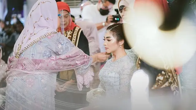 7 Potret Malam Bainai Nikita Willy, Penampilannya Curi Perhatian