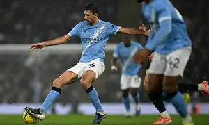 Gelandang Manchester City, Rodri mengontrol bola selama pertandingan sepak bola Liga Inggris antara Manchester City dan Fulham di Stadion Etihad di Manchester, barat laut Inggris, pada 11 Februari 2026. (Paul ELLIS / AFP)