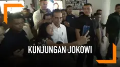 Saat berkunjung ke Bali Jokowi dan sejumlah Menteri mengunjungi senuah pusat perbelajaan di Bali. Banyak warga yang ingin selfie dengan presiden RI ini. Dengan sabar Jokowi melayani satu persatu permintaan warga yang igib berselfie dengan dirinya.