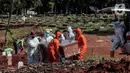 Petugas Suku Dinas Pertamanan dan Pemakaman mengenakan perlengkapan APD memakamkan jenazah pasien COVID-19 di TPU Pondok Rangon, Jakarta, Rabu (17/6/2020). (Liputan6.com/Johan Tallo)