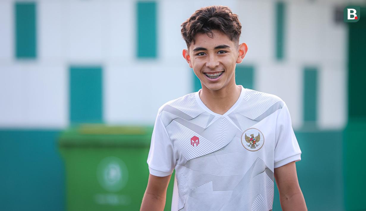 <p>Pemain Timnas Indonesia U-17, Welber Jardim saat menjalani official training skuad Timnas Indonesia U-17 di Lapangan Latihan A Gelora Bung Tomo, Surabaya, Minggu (12/11/2023) sore menjelang laga kedua Grup A Piala Dunia U-17 2023 menghadapi Panama yang akan berlangsung di Stadion Gelora Bung Tomo, Senin, 13 November 2023. (Bola.com/Bagaskara Lazuardi)</p>