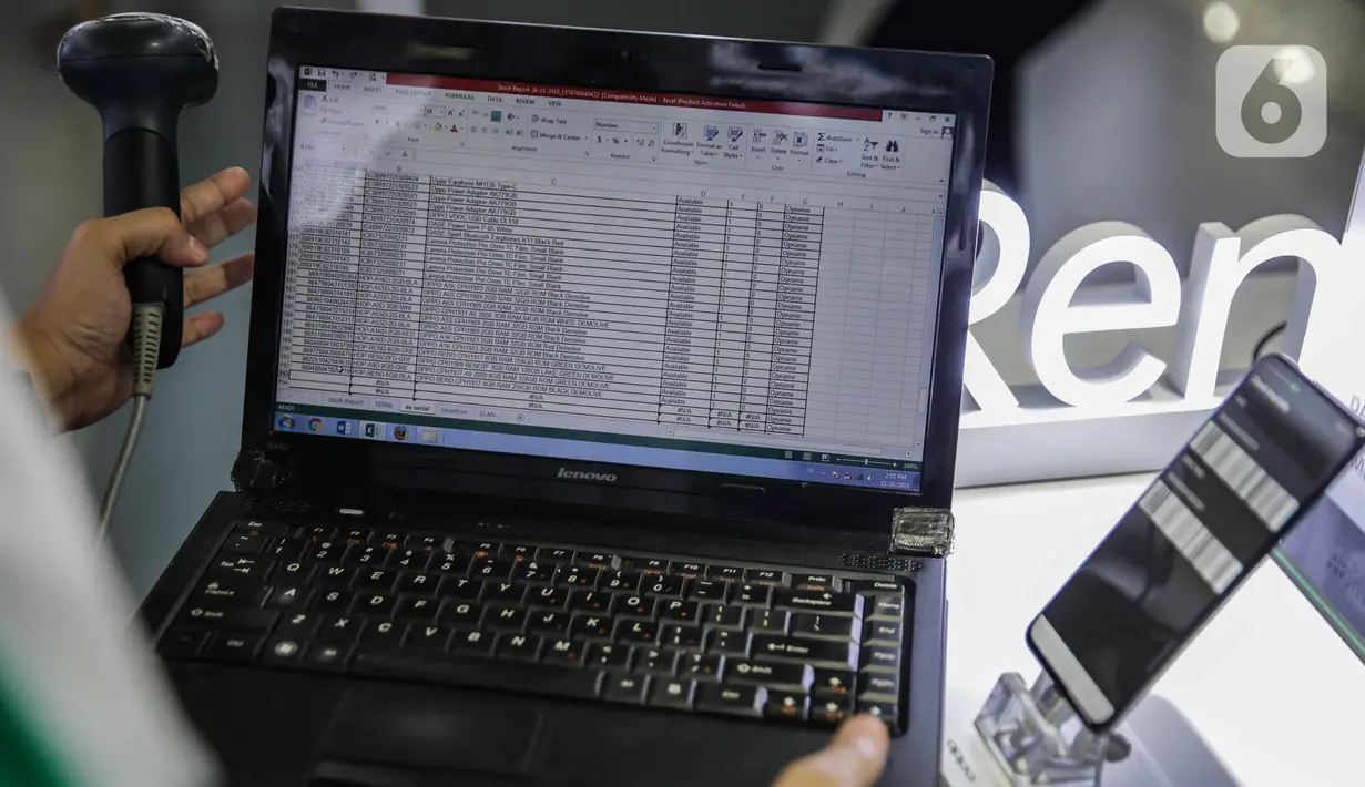 Petugas toko memindai IMEI handphone untuk didata di ITC Roxy Mas, Jakarta, Selasa (26/11/2019). Kemendag, Kemenperin, dan Kemenkominfo mulai memberlakukan aturan validasi IMEI pada 18 April 2020. (Liputan6.com/Faizal Fanani)