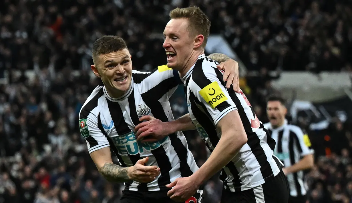 Pemain Newcastle, Sean Longstaff (kanan) melakukan selebrasi bersama rekannya, Kieran Trippier setelah mencetak gol pertama timnya ke gawang Southampton pada laga semifinal Carabao Cup 2022/2023 yang berlangsung di St James Park, Rabu (1/2/2023) WIB. The Magpies berhasil menang dengan skor 2-1. (AFP/Paul Ellis)