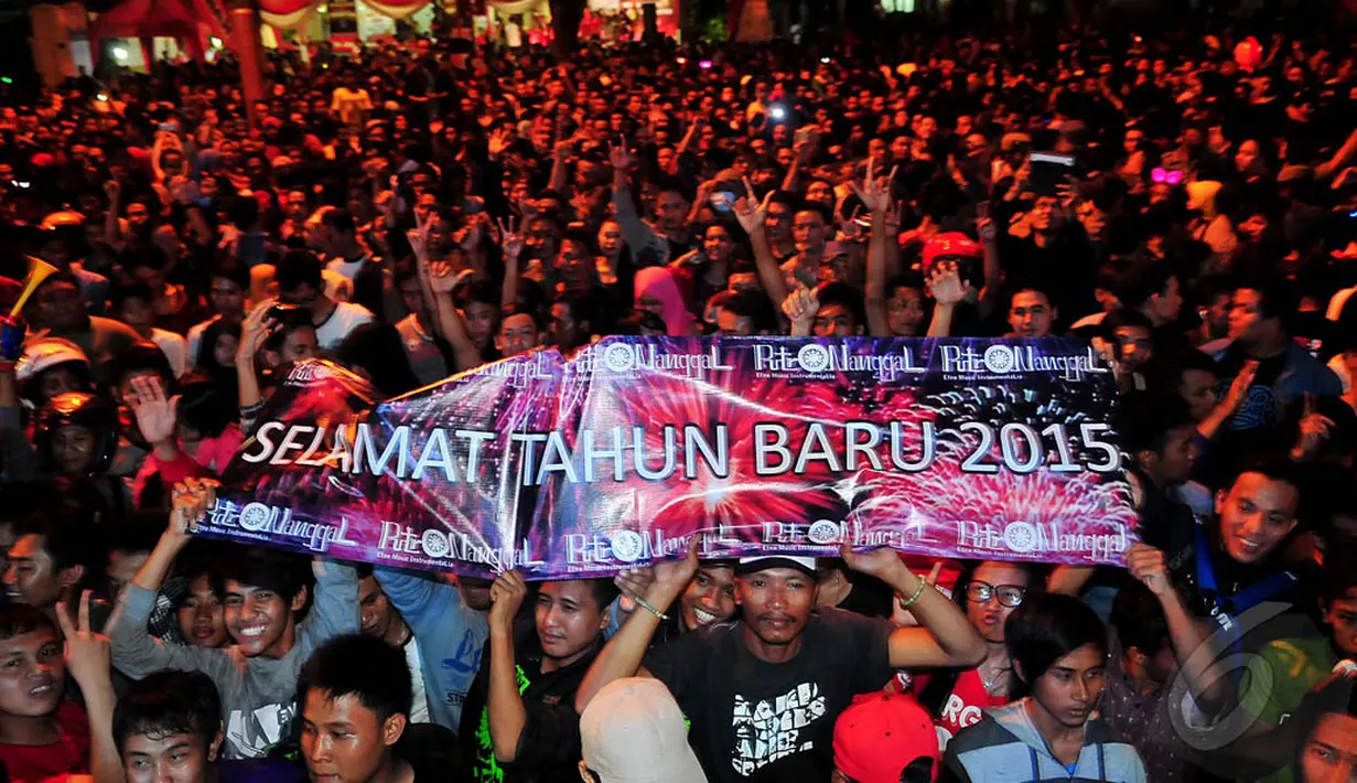 Keseruan warga saat merayakan pergantian tahun di kawasan Darmo, Surabaya, Jatim, Rabu (31/12/2014). (Liputan6.com/Johan Tallo)