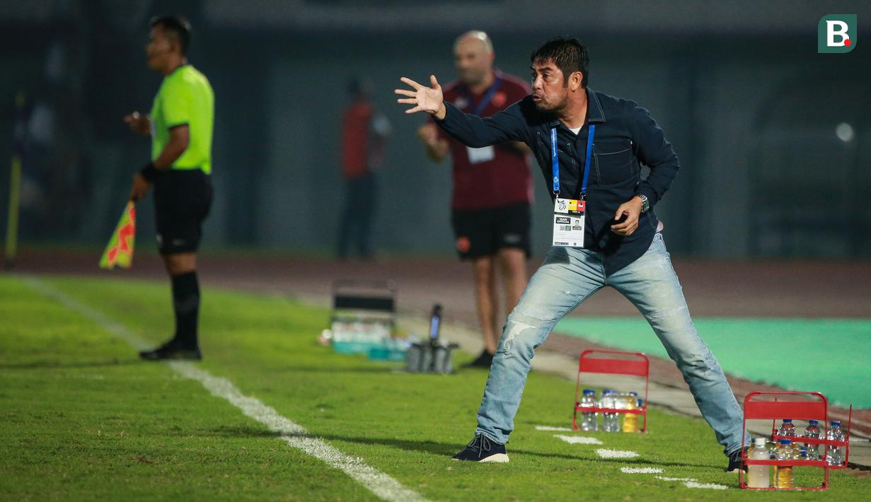 Pelatih kepala Dewa United FC, Nil Maizar memberikan instruksi ke timnya saat laga pekan ke-10 BRI Liga 1 2022/2023 antara Dewa United FC melawan PSM Makassar di Stadion Indomilk Arena, Tangerang, Kamis (15/9/2022). (Bola.com/Bagaskara Lazuardi)