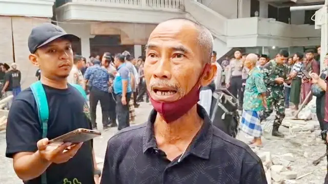 Ketua RT 07 RW 03 Desa Buduran, Munir, mengungkap detik-detik ambruknya bangunan mushalla Pondok Pesantren (Ponpes) Al-Khoziny di Buduran, Sidoarjo, Jawa Timur.