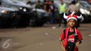 Seorang anak berpakaian ala suporter Semen Padang saat memasuki areal Stadion GBK Jakarta, Minggu (24/1/2016). Semen Padang akan melawan Mitra Kukar dalam laga final Piala Jenderal Sudirman. (Liputan6.com/Helmi Fithriansyah)