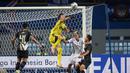 Kiper Dewa United, Rivky Mokodompit berusaha menghalau bola dari ancaman pemain PSIM Yogyakarta, Hapidin (kedua dari kanan) dalam matchday pertama Grup Y Babak 8 besar Liga 2 2021 di Stadion Wibawa Mukti, Cikarang, Kamis (16/12/2021). (Bola.com/Bagaskara Lazuardi)
