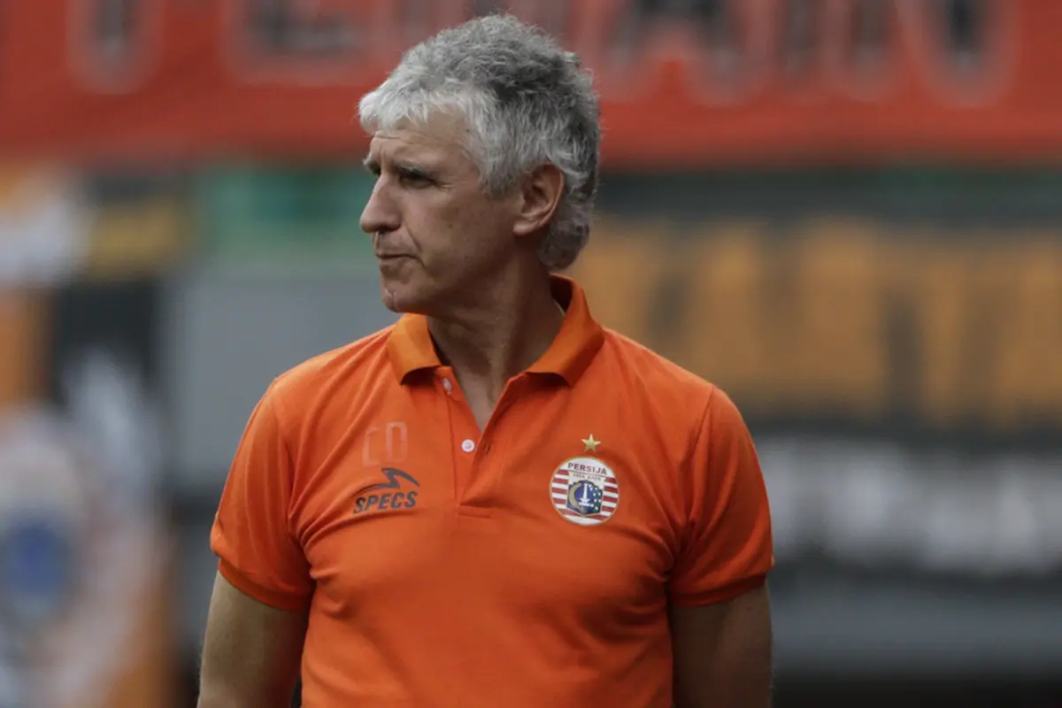 Pelatih Persija Jakarta, Ivan Kolev, mengamati pemainnya saat melawan 757 Kepri Jaya. (Bola.com/Yoppy Renato)