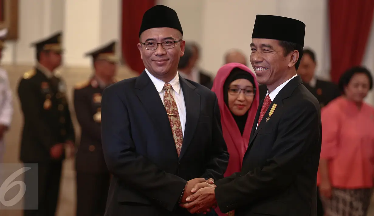 Presiden Jokowi memberi selamat kepada Hasyim Asy’ari seusai pelantikan Ketua Komisi Pemilihan Umum (KPU) di Istana Negara, Jakarta, Senin (29/8). Hasyim menggantikan posisi Husni Kamil Manik yang meninggal pada Juli lalu. (Liputan6.com/Faizal Fanani)