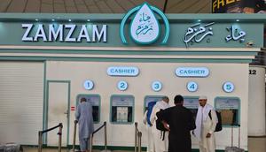 Outlet penjualan air zamzam dalam kemasan 5 liter di Bandara Internasional King Abdul Aziz, Jeddah. (FOTO: MCH PPIH ARAB SAUDI 2023)