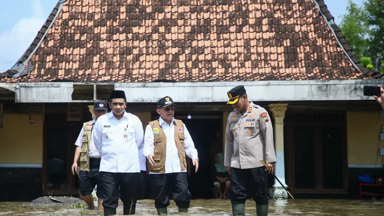 Wakil Gubernur Jawa Tengah Taj Yasin Maimoen saat meninjau genangan banjir yang tiga hari tidak surut di Desa Tanggirejo, Grobogan. (Foto: Liputan6.com/ Felek Wahyu)