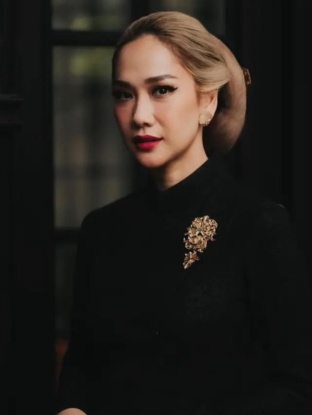 Bunga Citra Lestari dengan beragam tatanan rambut blonde. [@itsmebcal]