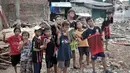Anak-anak berpose di lokasi pembebasan lahan proyek Tol Becakayu, Cipinang Besar Utara, Jakarta, Senin (30/12/2019). Tercatat sedikitnya 900 rumah warga di 3 RW, yakni RW 001, 002, dan 003 Kelurahan Cipinang Besar Utara terkena gusuran akibat proyek Tol Becakayu. (merdeka.com/Iqbal S. Nugroho)
