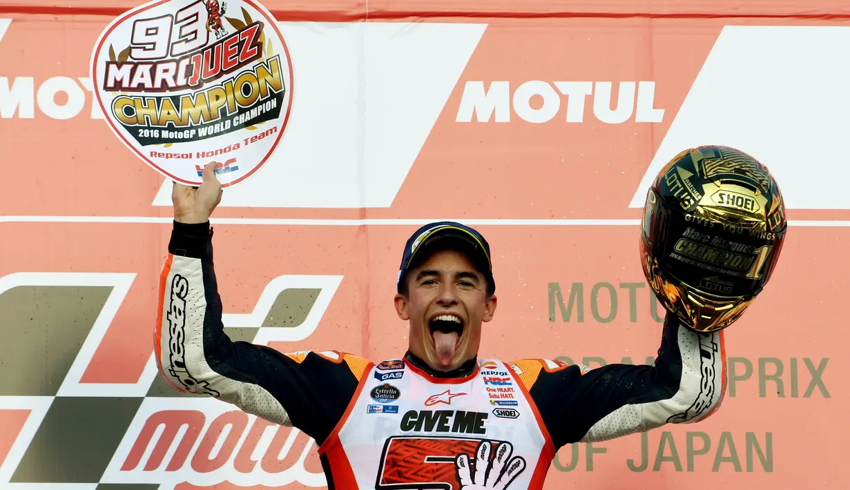 Helm dengan warna dominan emas ini dibawa Marc Marquez ke podium MotoGP Jepang di Sirkuit Motegi, Jepang, (16/10/2016), setelah memastikan gelar juara dunia MotoGP 2016. (AFP/Toshifumi Kitamura)