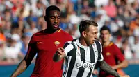 Gelandang Juventus, Federico Bernardeschi berusaha mengontrol bola dari hadangan pemain AS Roma,  Gerson saat bertanding di ajang ICC 2017 di Gillette Stadium, Foxborough (31/7). Juventus menang adu penalti setelah imbang 1-1. (AP Photo/Michael Dwyer)