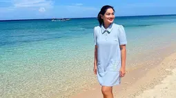 Mengaku tidak membawa baju renang, istri Christian Sugiono ini justru menuai banyak pujian karena tetap berpenampilan sopan saat berkunjung ke pantai. Titi Kamal tetap anggun dengan summer dress yang dikenakannya. (Liputan6.com/IG/@titi_kamall)
