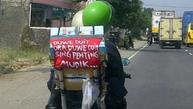 Di momen mudik kali ini, para pemudik menempelkan pesan bertuliskan curahan hatinya.
