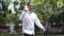 CEO Gojek Nadiem Makarim melambaikan tangan saat tiba di kompleks Istana, Jakarta, Senin (21/10/2109). Kedatangan Nadiem berlangsung jelang pengumuman menteri Kabinet Kerja Jilid II oleh Presiden Joko Widodo atau Jokowi. (Liputan6.com/Angga Yuniar)