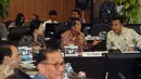 Wakil Presiden Jusuf Kalla (kedua kanan) berbincang bersama Menpora Imam Nahrawi jelang rapat persiapan pelaksanaan Asian Games 2018 di Jakarta, Rabu (15/3). Rapat membahas progress kesiapan. (Liputan6.com/Helmi Fithriansyah)