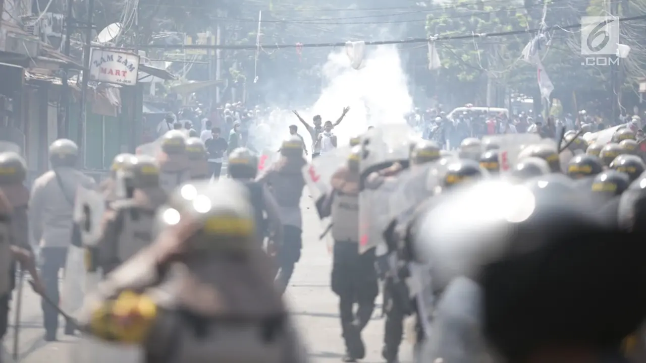 Massa Aksi dan Polisi Bentrok di Petamburan