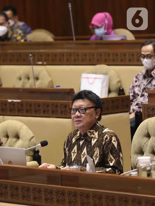 MenPAN-RB Tjahjo Kumolo mengikuti rapat kerja bersama Komisi II DPR di Komplek Parlemen, Jakarta, Kamis (8/4/2021). Dalam rapat tersebut membahas mengenai pandangan pemerintah atas penjelasan DPR terkait RUU tentang ASN serta pembentukan Panja RUU tersebut. (Liputan6.com/Angga Yuniar)