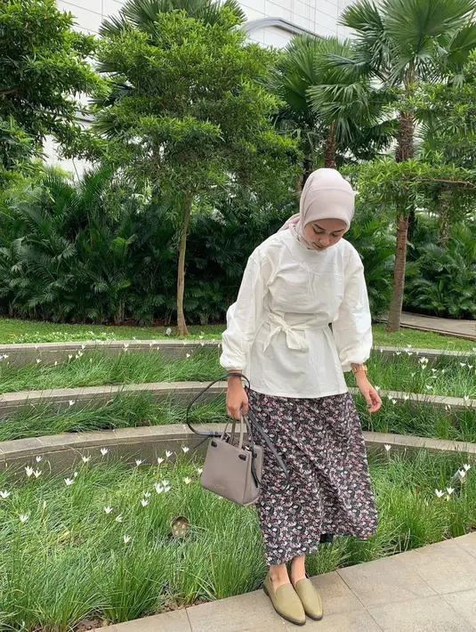 Penampilan cantik memesona terlihat dari gaya OOTD Dianty Annisa. Baju putih yang ia kenakan semakin membuatnya kian memesona. Pujian dari followers IG nya mengalir di kolom komentar saking terpukau dengan Dianty. (Liputan6.com/IG/@diantyy.a)