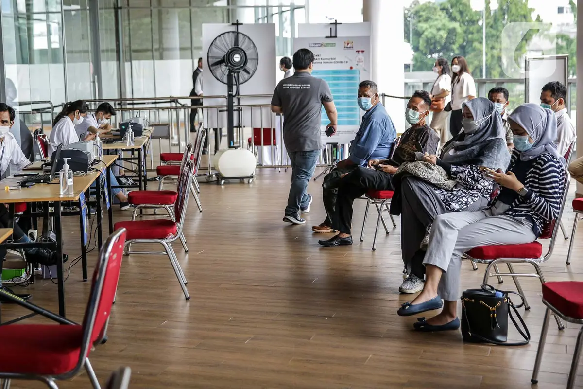 FOTO: Pekerja Swasta Ikuti Program Vaksinasi Gotong Royong