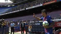 Gelandang baru Barcelona, Paulinho, saat tiba untuk diperkenalkan di Stadion Camp Nou, Kamis (17/7/2017). Pria asal Brasil ini resmi berseragam Barcelona setelah ditebus dari Guangzhou Evergrande. (AFP/Lluis Gene)