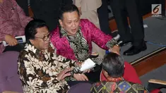 Ketum Partai Hanura Oesman Sapta Odang (OSO) (kiri) berbincang dengan Ketua DPR Bambang Soesatyo saat hadir dalam perayaan HUT Ketum PDIP Megawati Soekarnoputri di Taman Ismail Marzuki (TIM), Jakarta, Selasa (23/1). (Liputan6.com/Faizal Fanani)