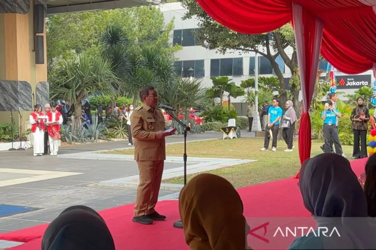Gubernur DKI Jakarta Pramono Anung memberikan sambutan dalam acara Peringatan Hari Anak Nasional (HAN) ke-42 Tingkat Provinsi DKI Jakarta Tahun 2026 di halaman Balai Kota, Jakarta, Senin (20/7/2026). (Antara)