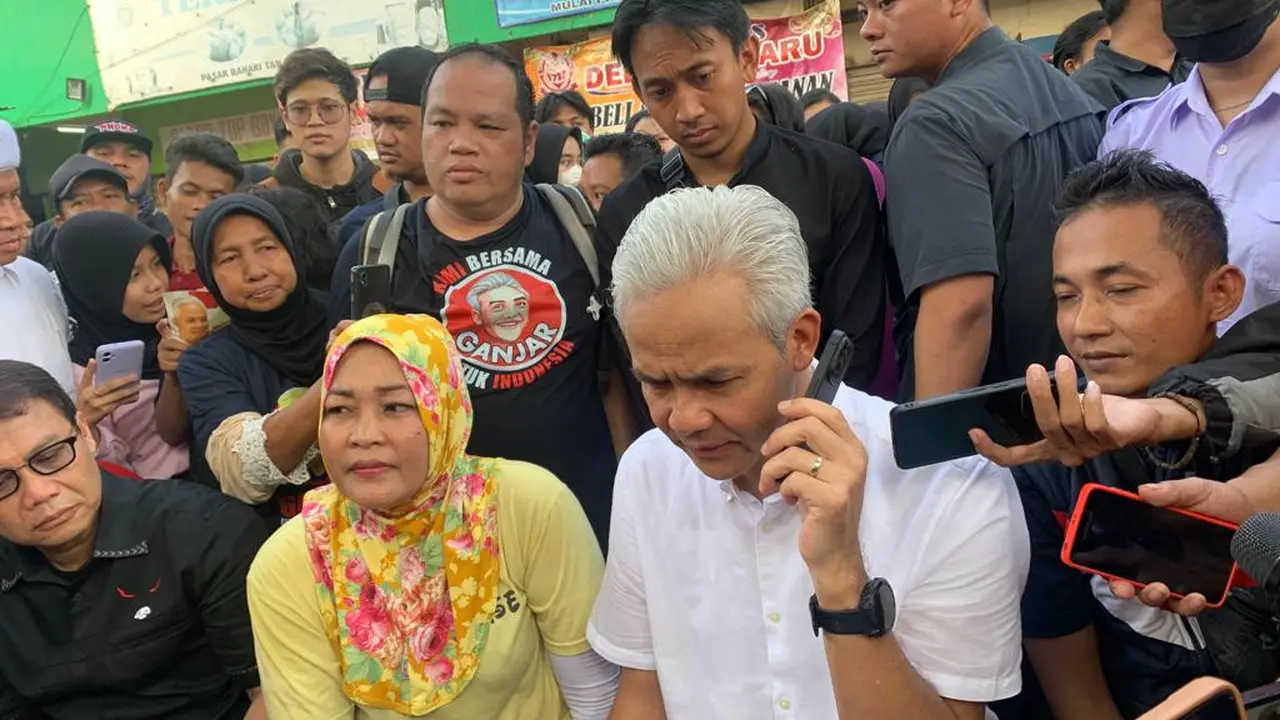 Bakal calon presoden dari PDIP, Ganjar Pranowo mengunjungi pasar Anyar Bahari, Warakas, Jakarta Utara untuk mendengarkan keluhan-keluhan para pedagang.