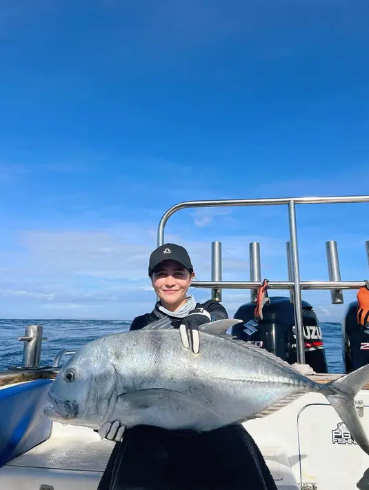 Tampak Prilly Latuconsina yang menggendong ikan berukuran besar. Meilhat ukurannya mungkin sekira anak bayi  (Instagram/prillylatuconsina96)