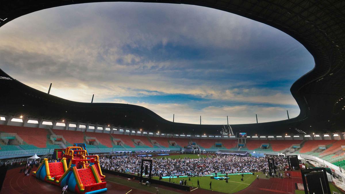 Puluhan Ribu Umat Muslim Gelar Salat Idulfitri 1447 Hijriah di Stadion Pakansari Bogor