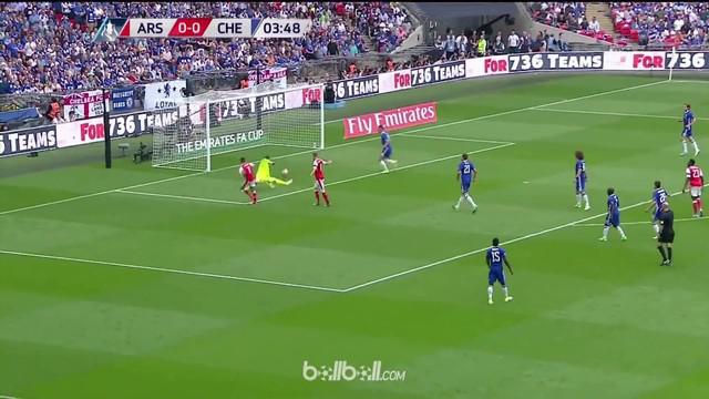 Lemahnya lini pertahanan Chelsea saat final Piala FA melawan Arsenal menjadi sorotan. This video is presented by BallBall