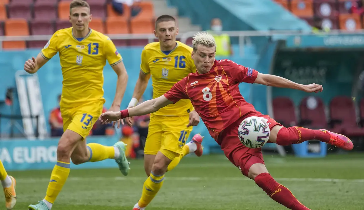 Namun beruntung bola tepisan mengarah ke arahnya sehingga Alioski melepaskan tembakan rebound yang kali ini gagal diselamatkan Buschan. Skor berubah menjadi 2-1. (Foto: AP//Pool/Vadim Ghirda)