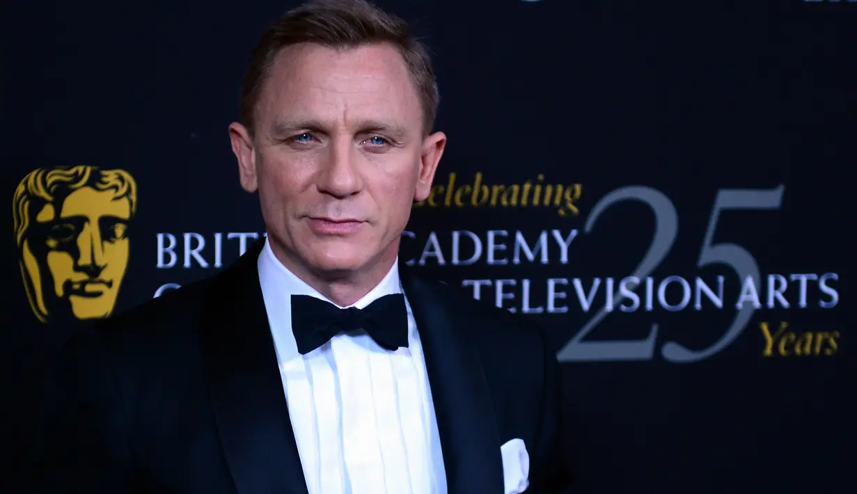 Saat masih merintis karier   sebagai aktor Daniel Craig, sempat tidur di kursi taman.   (FREDERIC J. BROWN / AFP)