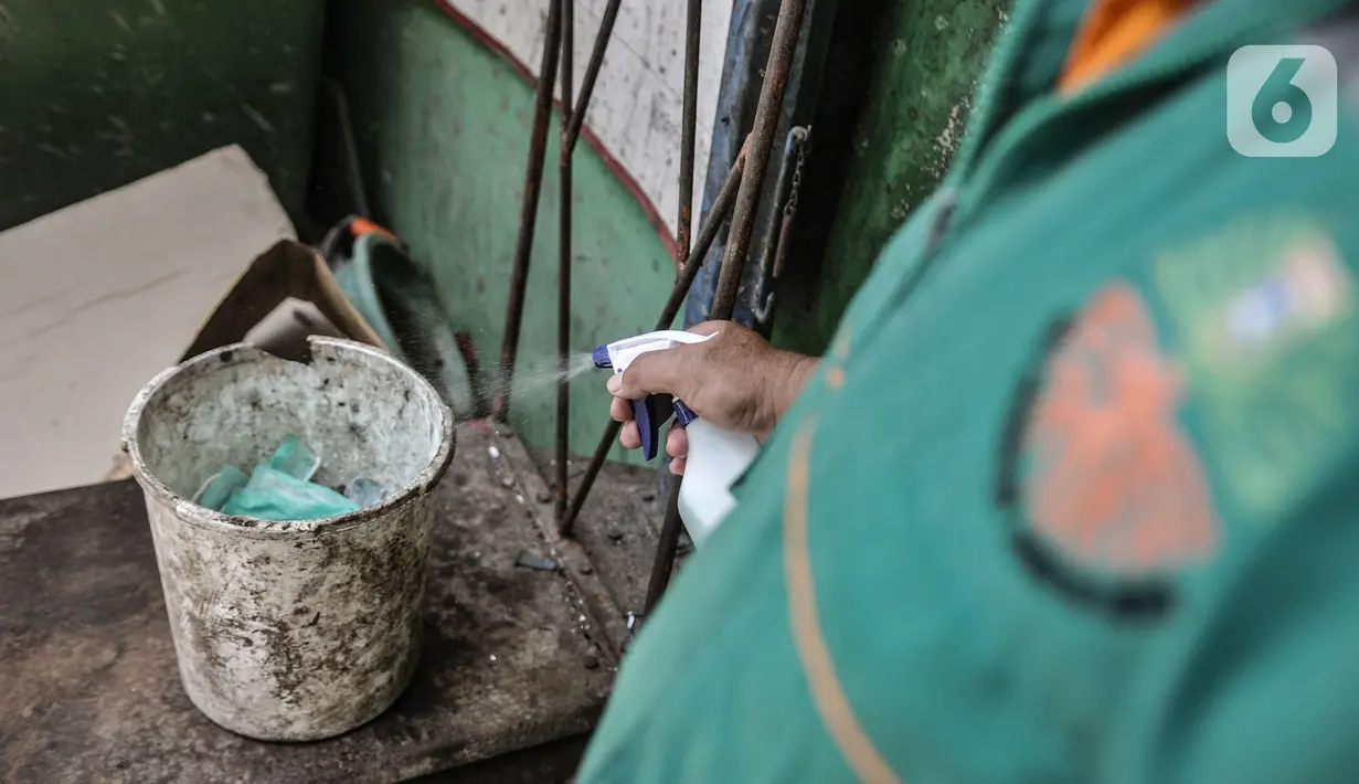 Petugas Sudin LH menyemprotkan masker yang berhasil dikumpulkan dengan cairan disinfektan di Dipo Sampah Kecamatan Pademangan, Ancol, Jakarta, Rabu (24/2/2021). Pemilahan limbah masker di Dipo Ancol ini melewati proses ketat. (merdeka.com/Iqbal S. Nugroho)