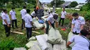 Petugas Kepolisian Republik Indonesia bersiap memusnahkan berbagai jenis narkoba hasil pengungkapan dari jaringan narkotika internasional di Mapolda Banda Aceh pada 12 Juni 2025. (CHAIDEER MAHYUDDIN/AFP)