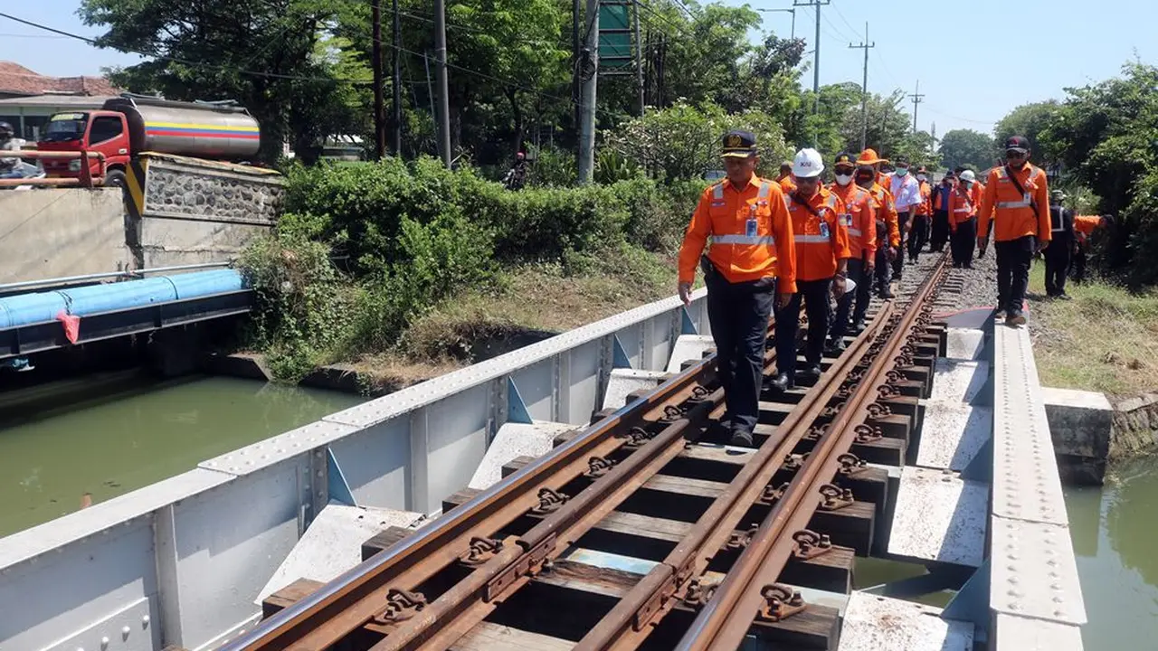 KAI Daop 8 siaga bencana di sepanjang jalur kereta. (Dian Kurniawan/Liputan6.com)