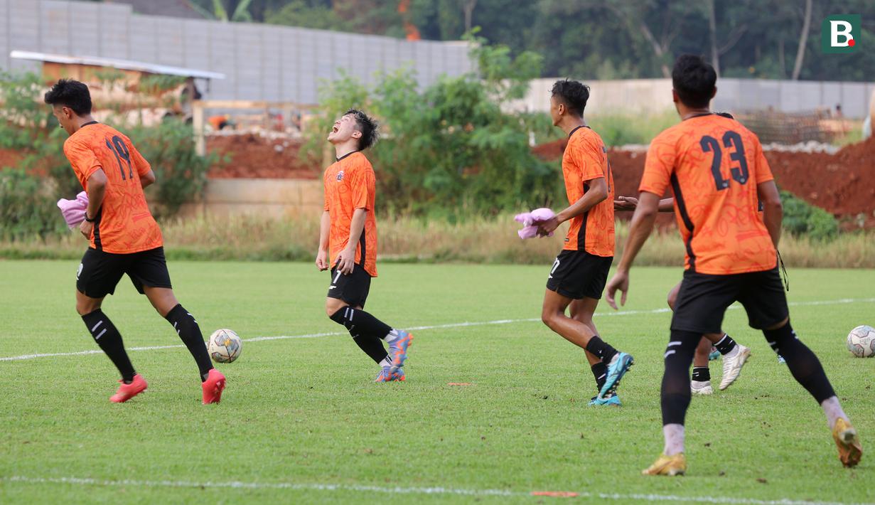 Pemain baru Persija Jakarta, Ryo Matsumura, berteriak saat mengikuti sesi latihan di Nirwana Park, Sawangan, Depok, Rabu (31/5/2023). Pemain asal Jepang itu didatangkan Macan Kemayoran dari Persis Solo dan diikat dengan kontrak berdurasi tiga musim. (Bola.com/M Iqbal Ichsan)