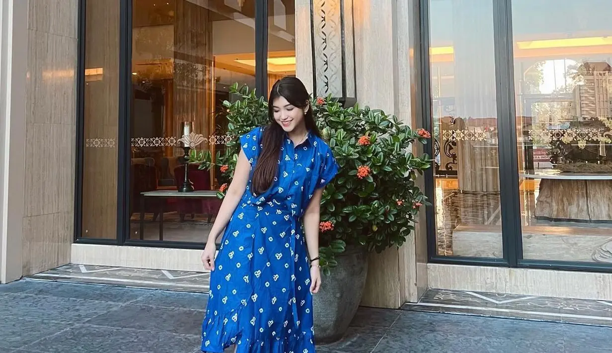 Tampilan simple chic dari Mici mengenakan dress lengan pendek berwarna biru dengan corak-corak kecil yang manis. [Foto: Instagram/parramitha]