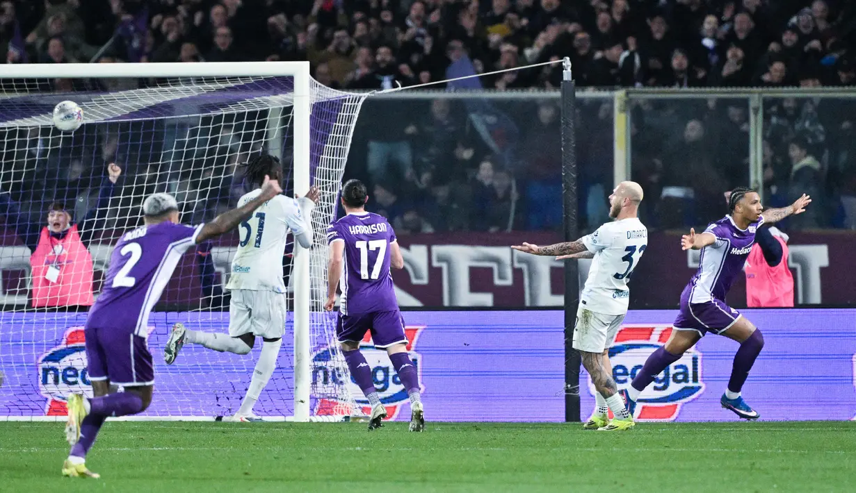 Inter Milan kembali gagal meraih kemenangan saat bertamu ke markas Fiorentina pada lanjutan Liga Italia. Pada pertandingan pekan ke-30 Serie A 2025/2026 itu, Nerazzurri ditahan imbang dengan skor 1-1. (AFP/Tiziana Fabi)
